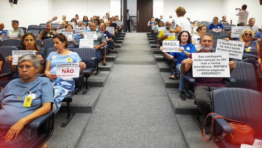 Protesto na Assembleia Legislativa de MS: dezenas de aposentados e pensionistas voltaram a cobrar revisão do desconto de 14%